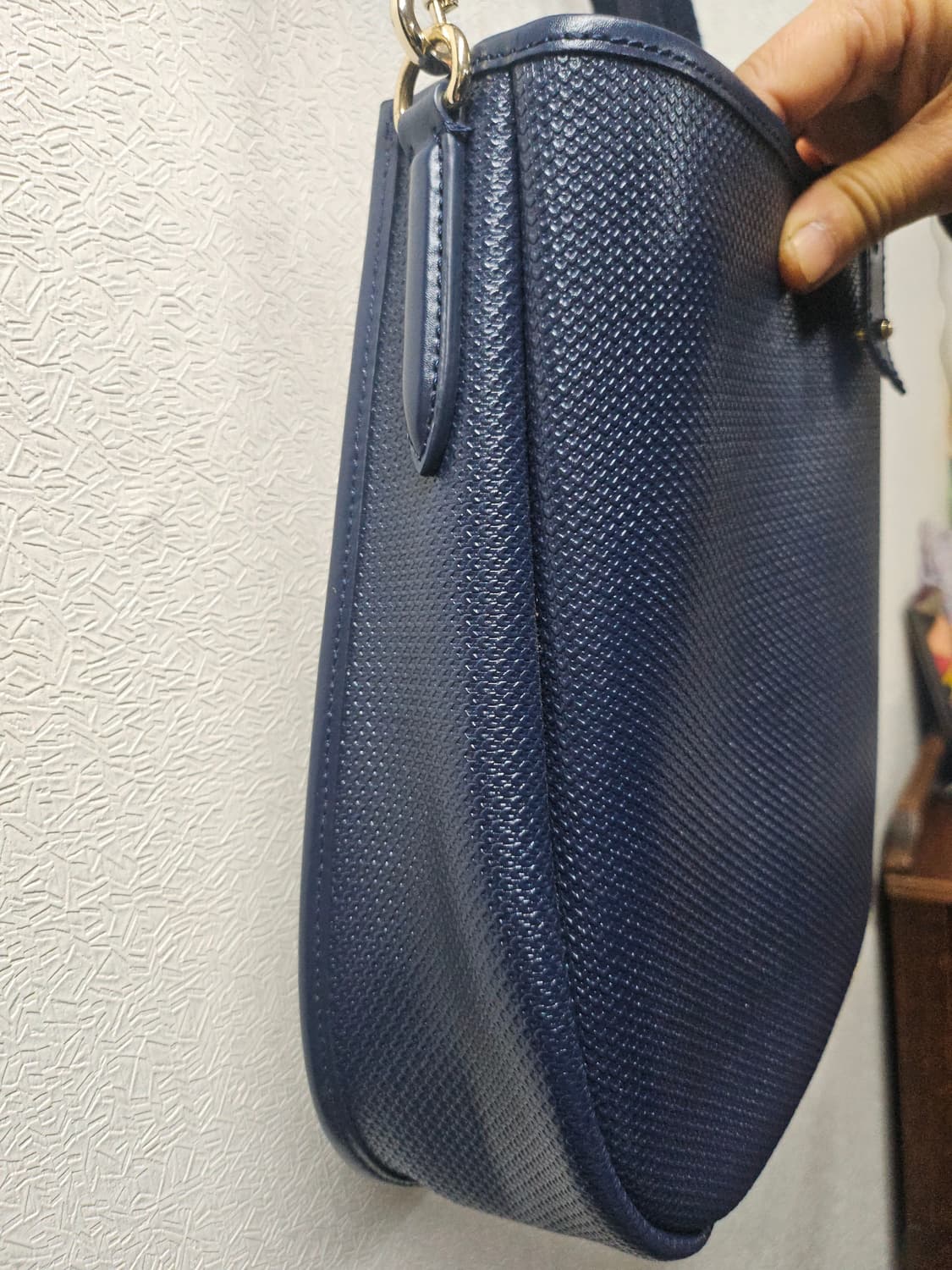 라코스테 가죽 시그니쳐 스틸 로고 크로스백 상품이미지3