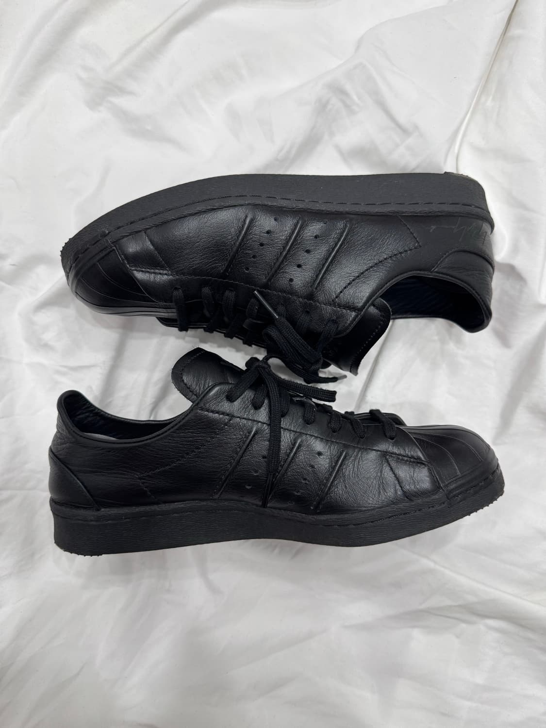 Y-3 트리플 블랙 슈퍼스타 (255-260) 상품이미지1