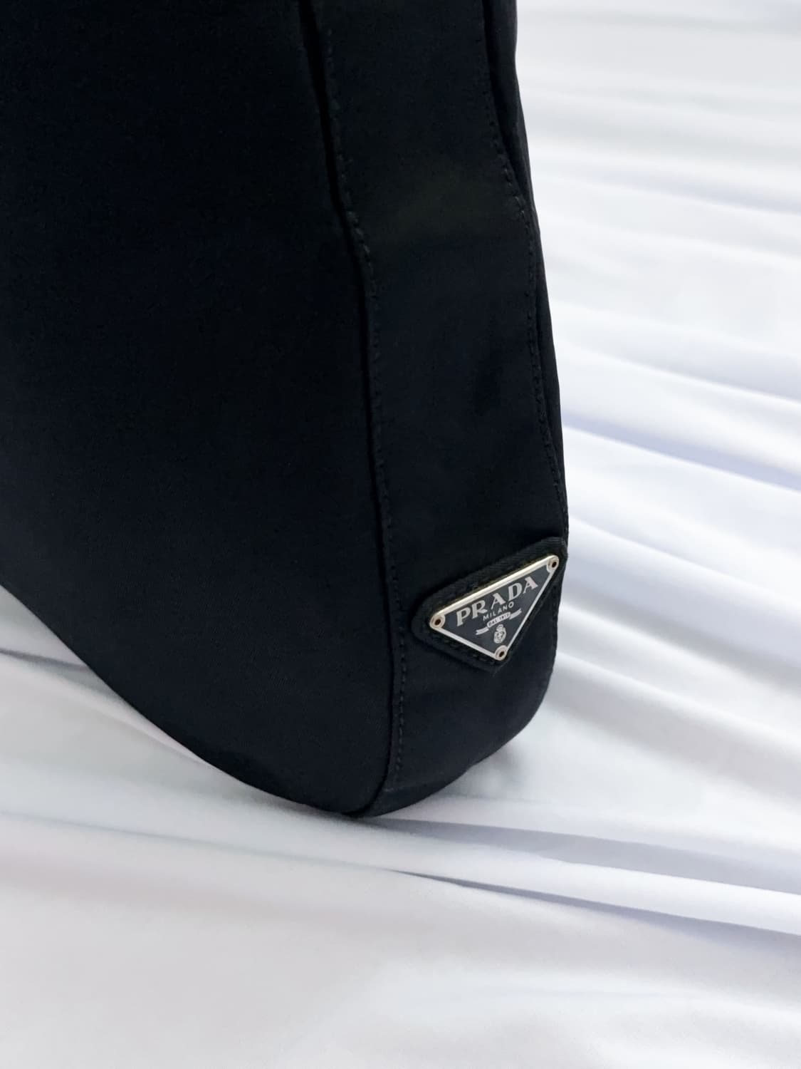 프라다 나일론 사이드 로고 호보백 상품이미지8