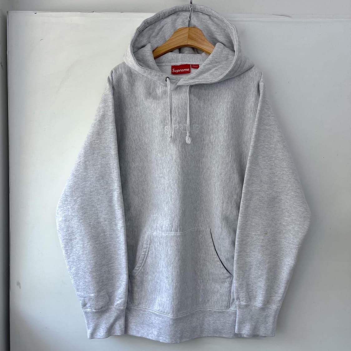 슈프림 센터 로고 스펠아웃 라이트그레이 헤비스웻 후듵 상품이미지2