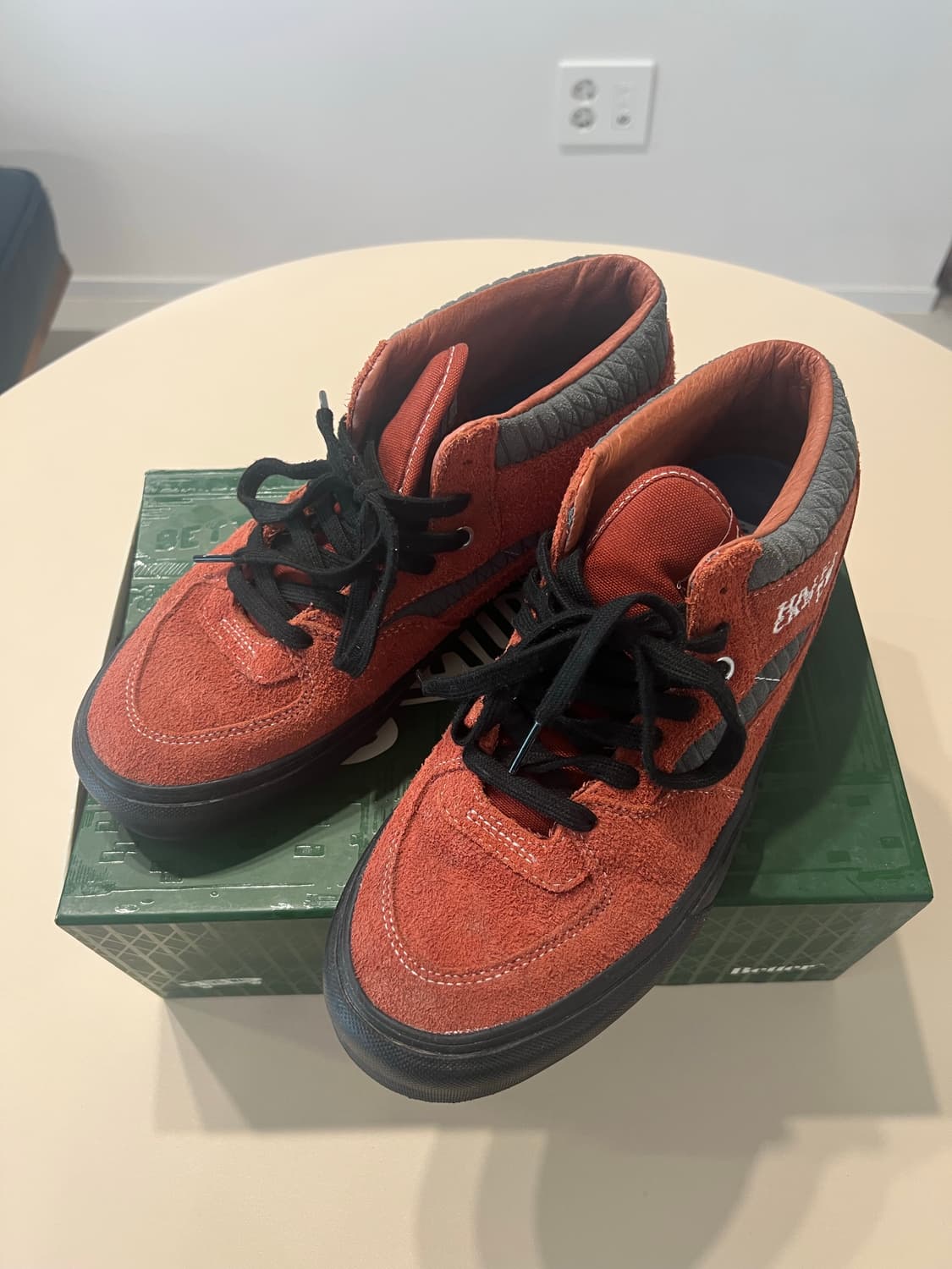 반스 볼트 x 베러 기프트 샵 스케이트 하프 캡 VLT LX 버건디 상품이미지1