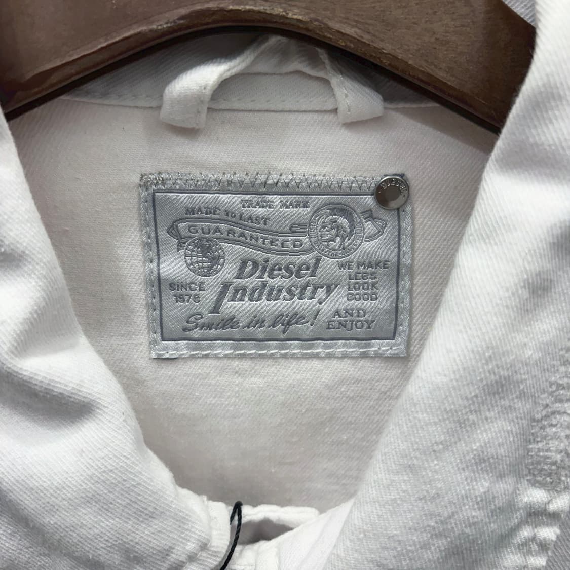 디젤 코튼 자켓 라벨 레더 패치 사이드 버튼 탭 디테일 레귤러핏 화이트 상품이미지8