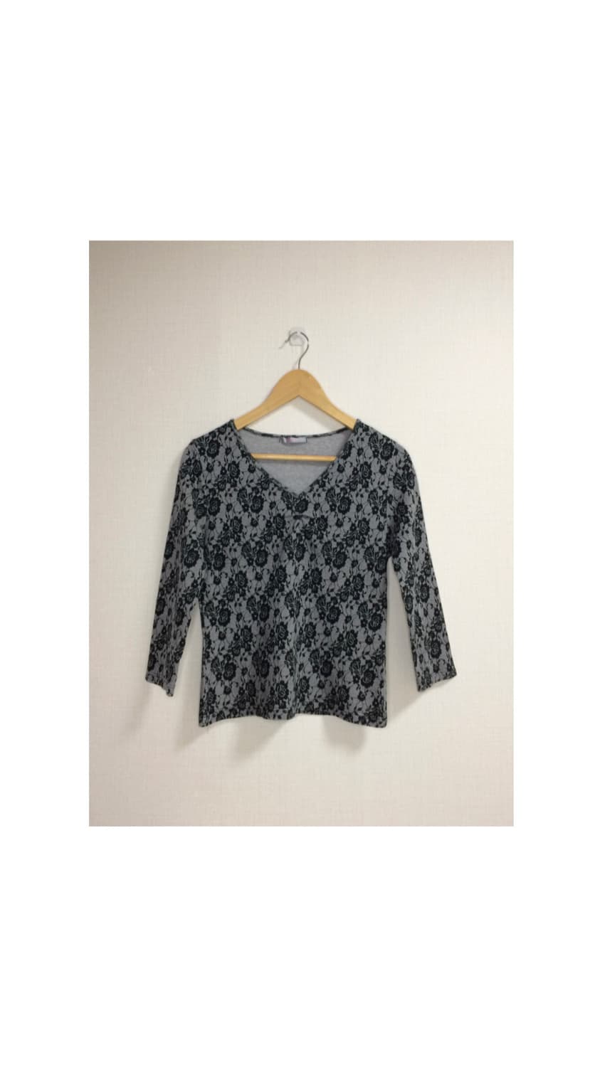 빈티지 블랙 플라워 브이넥 셔링 티셔츠 상품이미지1