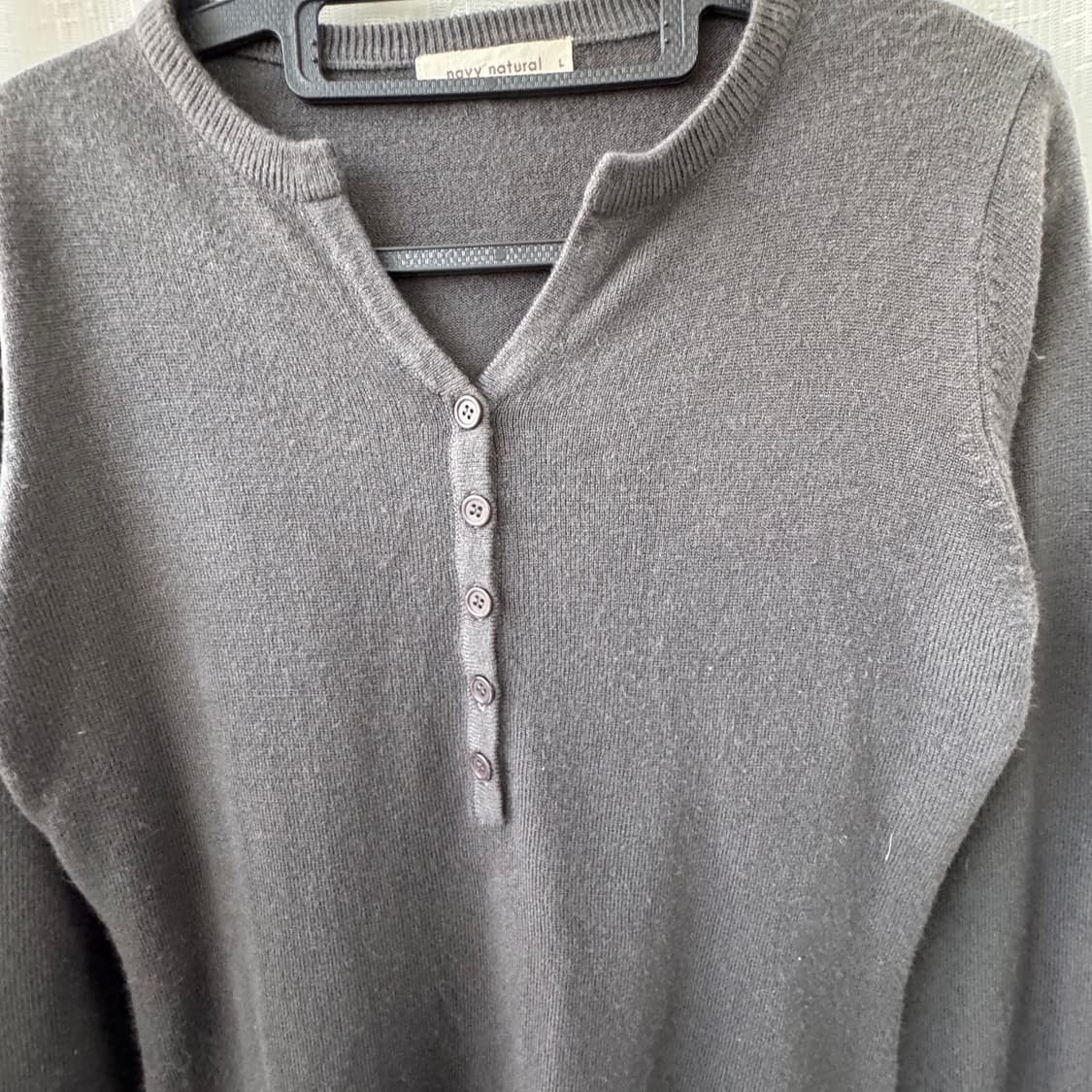 차콜 브이넥 단추 포인트 니트 티셔츠 상품이미지3
