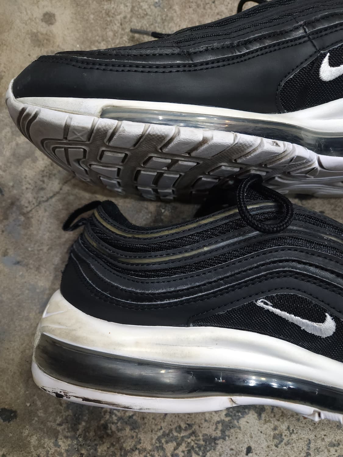 나이키 에어맥스97 블랙 화이트 305mm

 상품이미지2