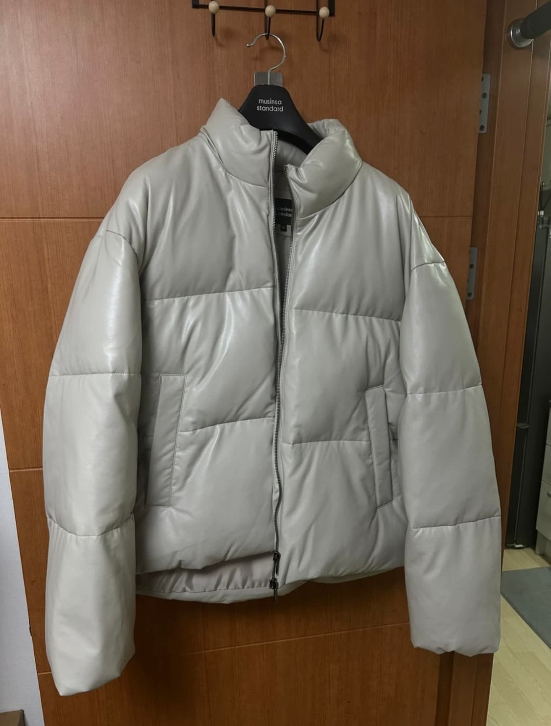 [2XL/1회착] 무탠다드 신세틱 레더 푸퍼 숏 패딩 재킷 [라이트 베이 상품이미지5