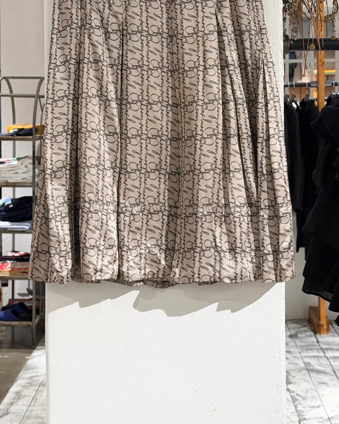 버버리 베이지 새틴 프린팅 플리츠 미디스커트 상품이미지3