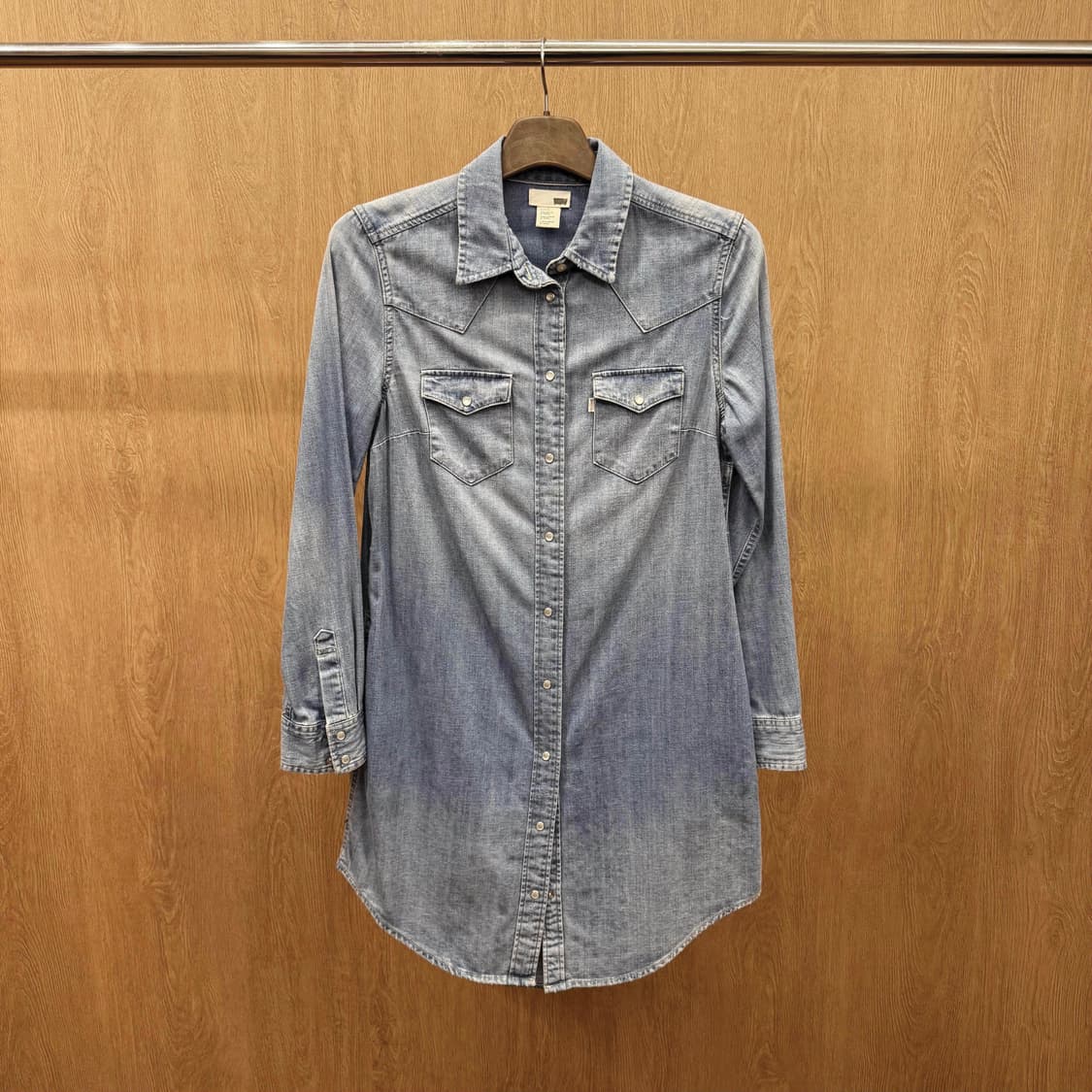 리바이스 웨스턴 데님 셔츠 원피스 워싱 블루 스냅버튼 포켓 디테일 연청 상품이미지2