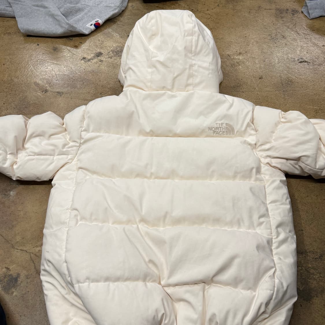 노스페이스 화이트 크림 아이보리 후드 숏패딩 상품이미지4