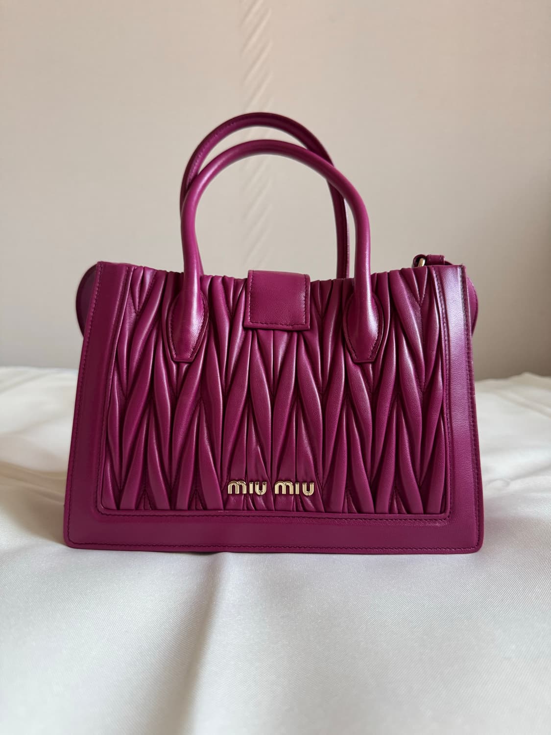 미우미우 마틀라쎄 나파 레더 토트백 상품이미지1