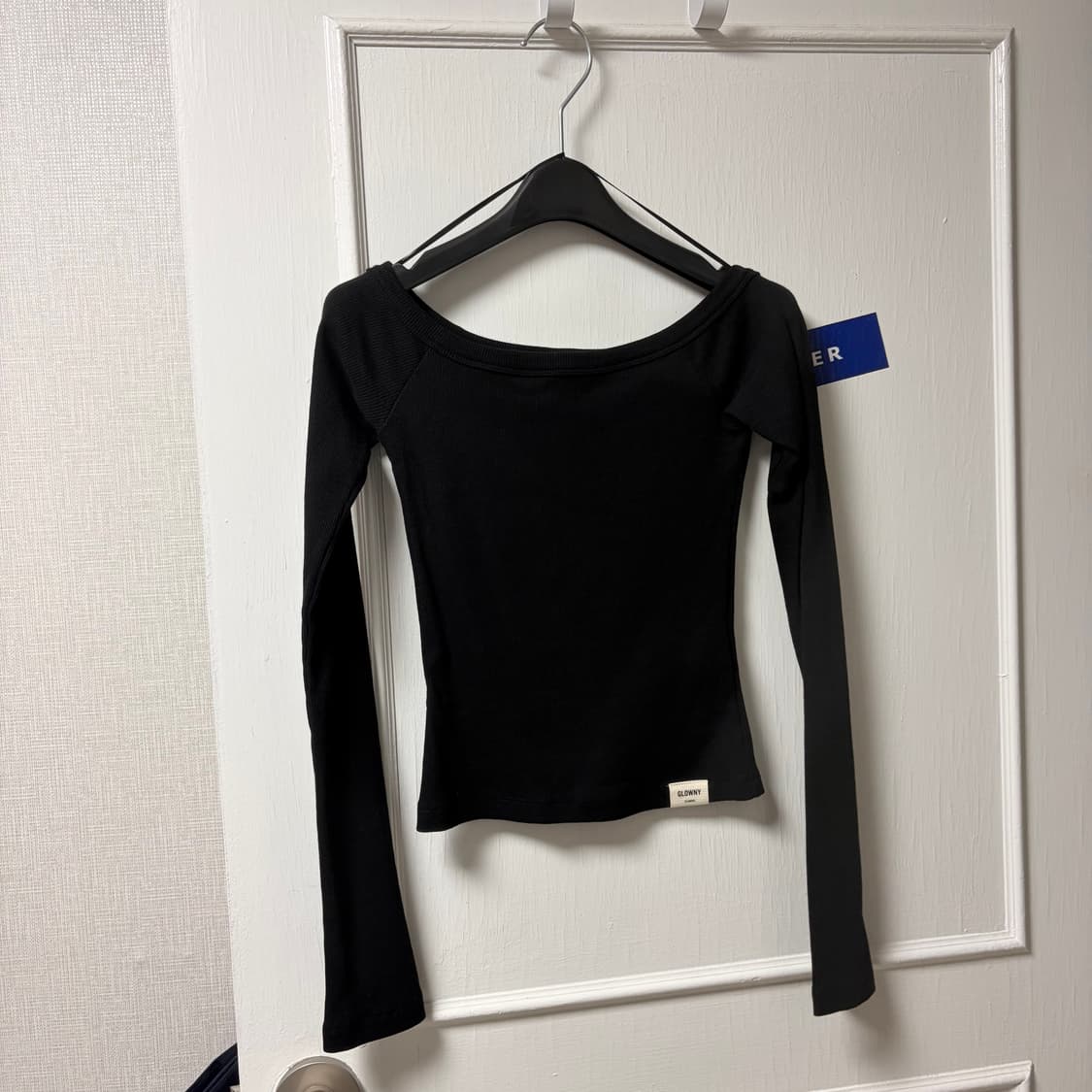 글로니 G OFF SHOULDER LONG SLEEVE 티셔츠 (블랙 / 상품이미지4