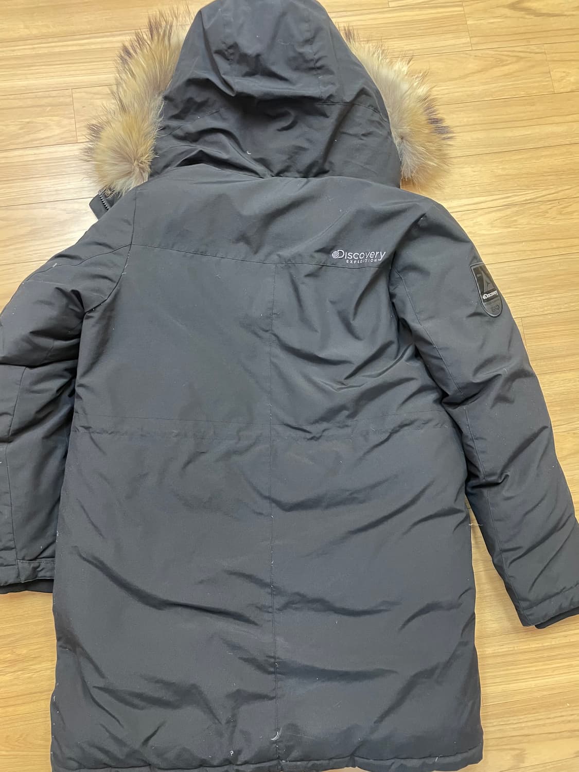 디스커버리 여성 롱패딩 블랙 색상입니다. 사이즈는 95이고, 품번은 DW 상품이미지3