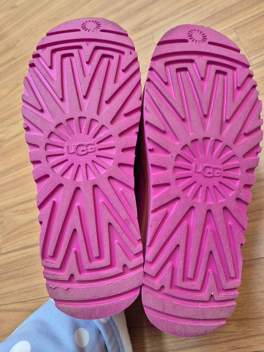 UGG의 핫핑크 모카신입니다
- 사이즈는 USW 7, UK 5, EU 3 상품이미지5