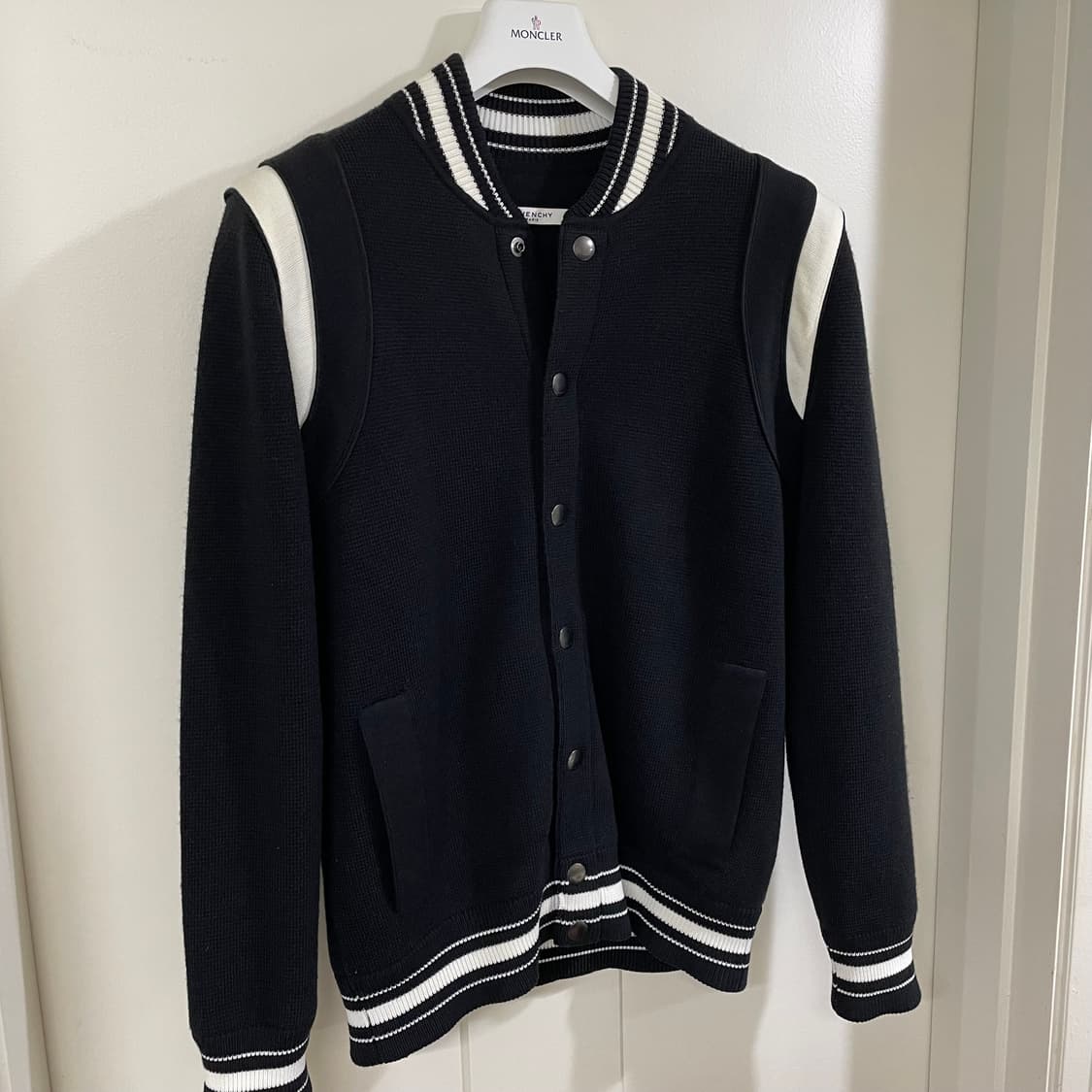 지방시 백로고 니트 바시티 자켓 상품이미지3