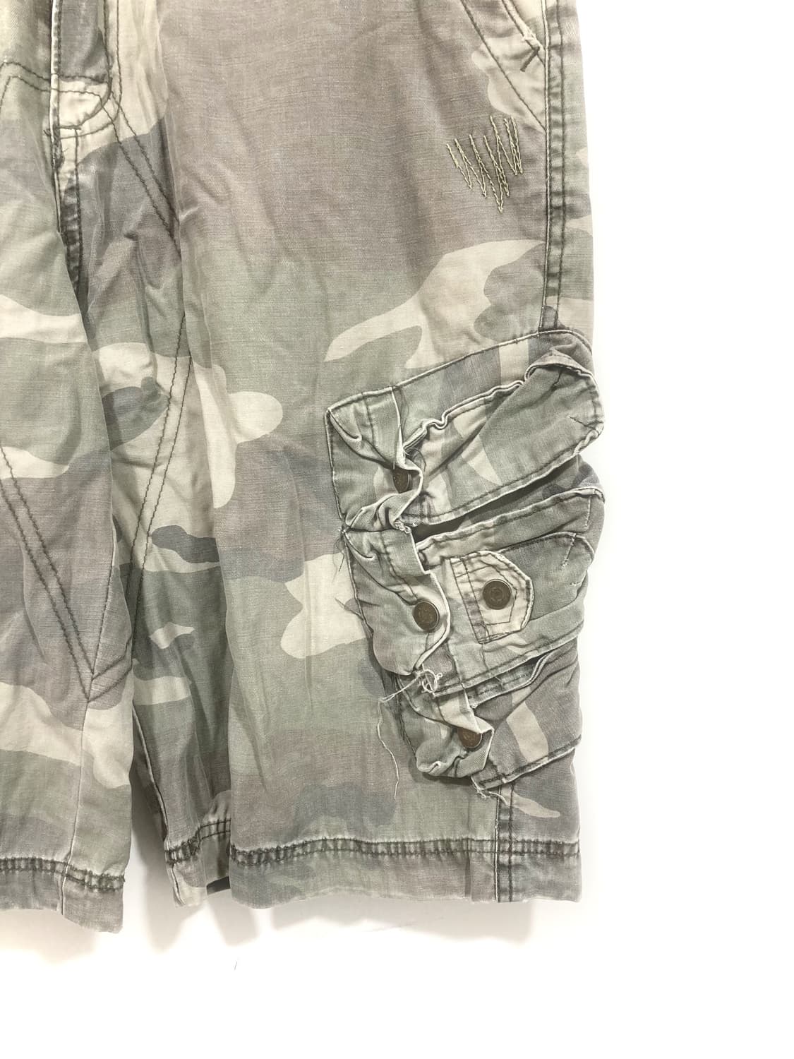 y2k camo cargo bermuda shorts 상품이미지3