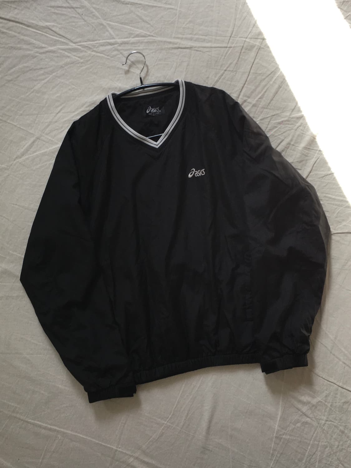 아식스 로고 브이넥 웜업 상품이미지3