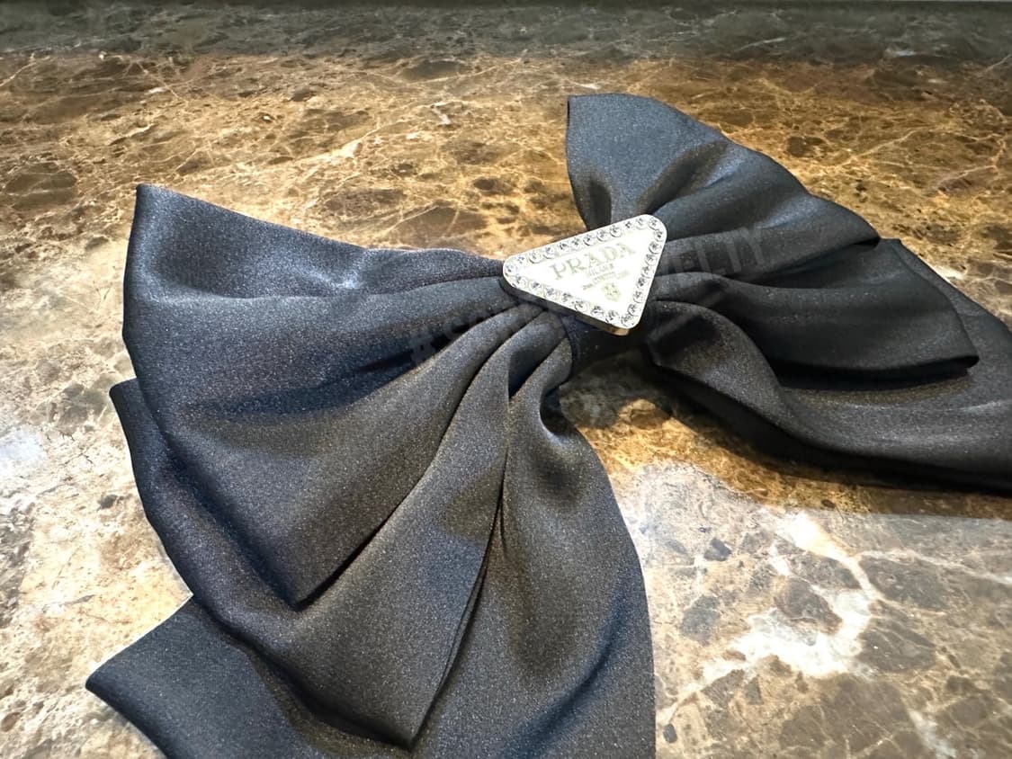 프라다 화이트로고 헤어핀 블랙 상품이미지5