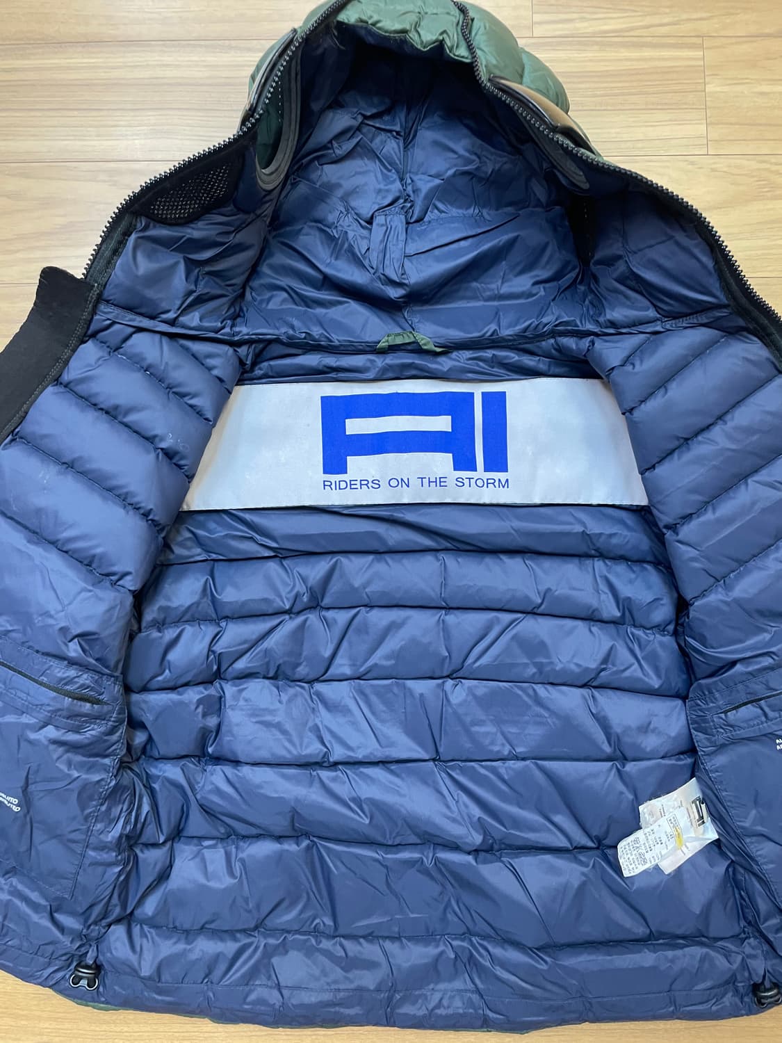 AI Riders on the Storm 키즈 패딩 올리브 색상입니다. 상품이미지4