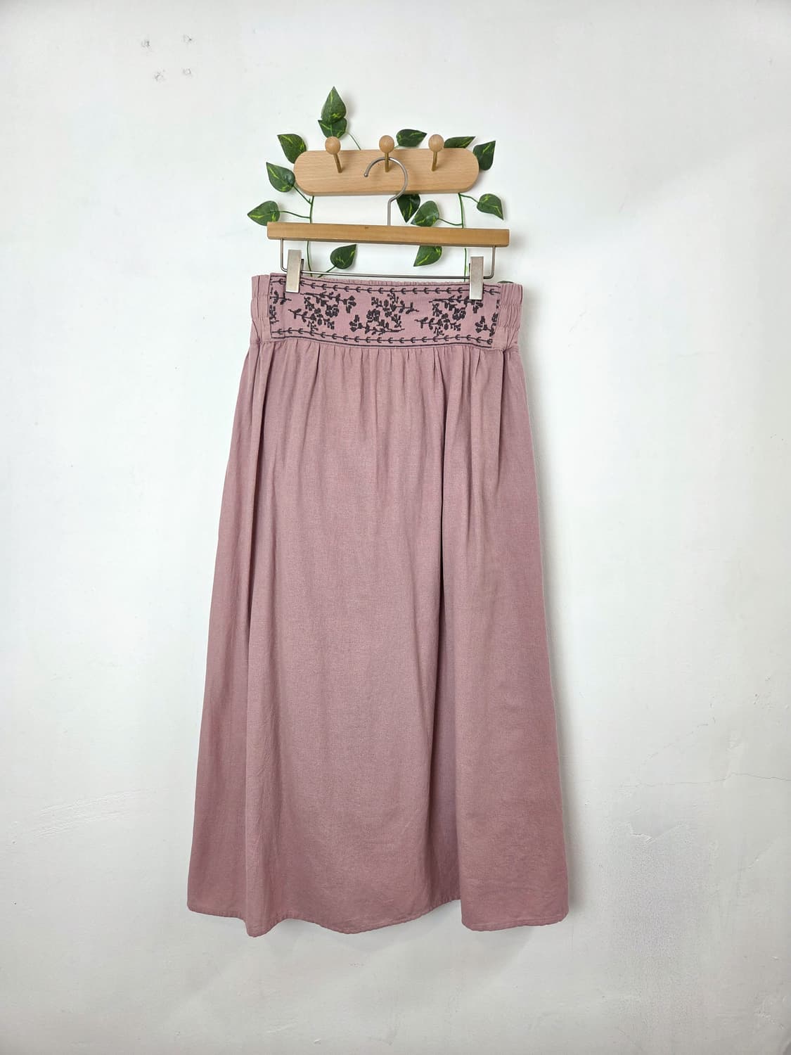 sm2 허리 자수 롱스커트 상품이미지1