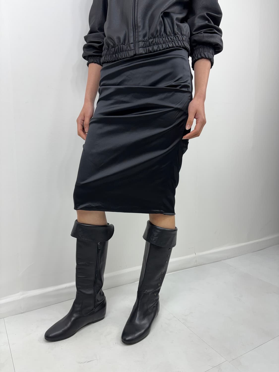 SATIN SHIRRED MIDI SKIRT 상품이미지1