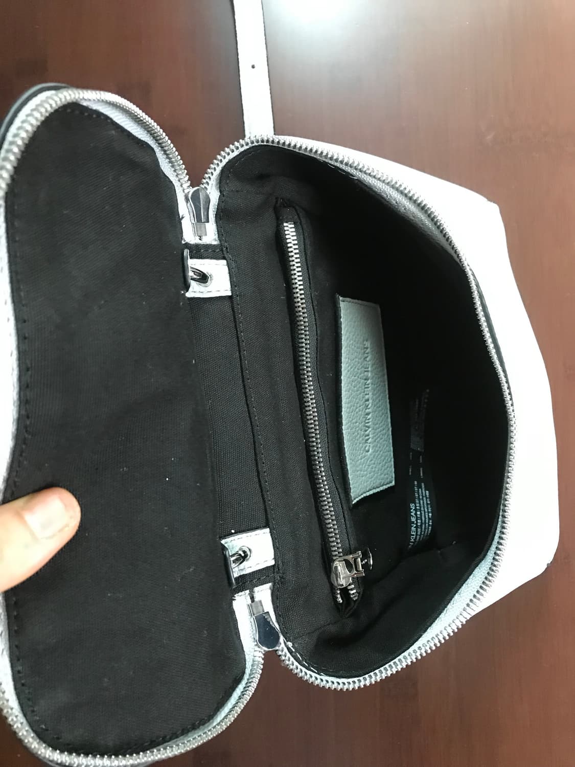 캘빈클라인 라이트 그레이 크로스백 상품이미지3