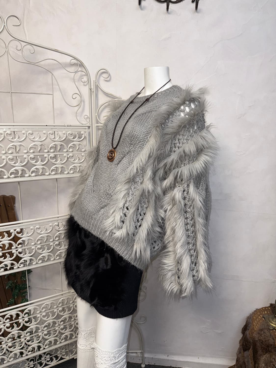 Gray grunge fur trimming over knit 상품이미지5