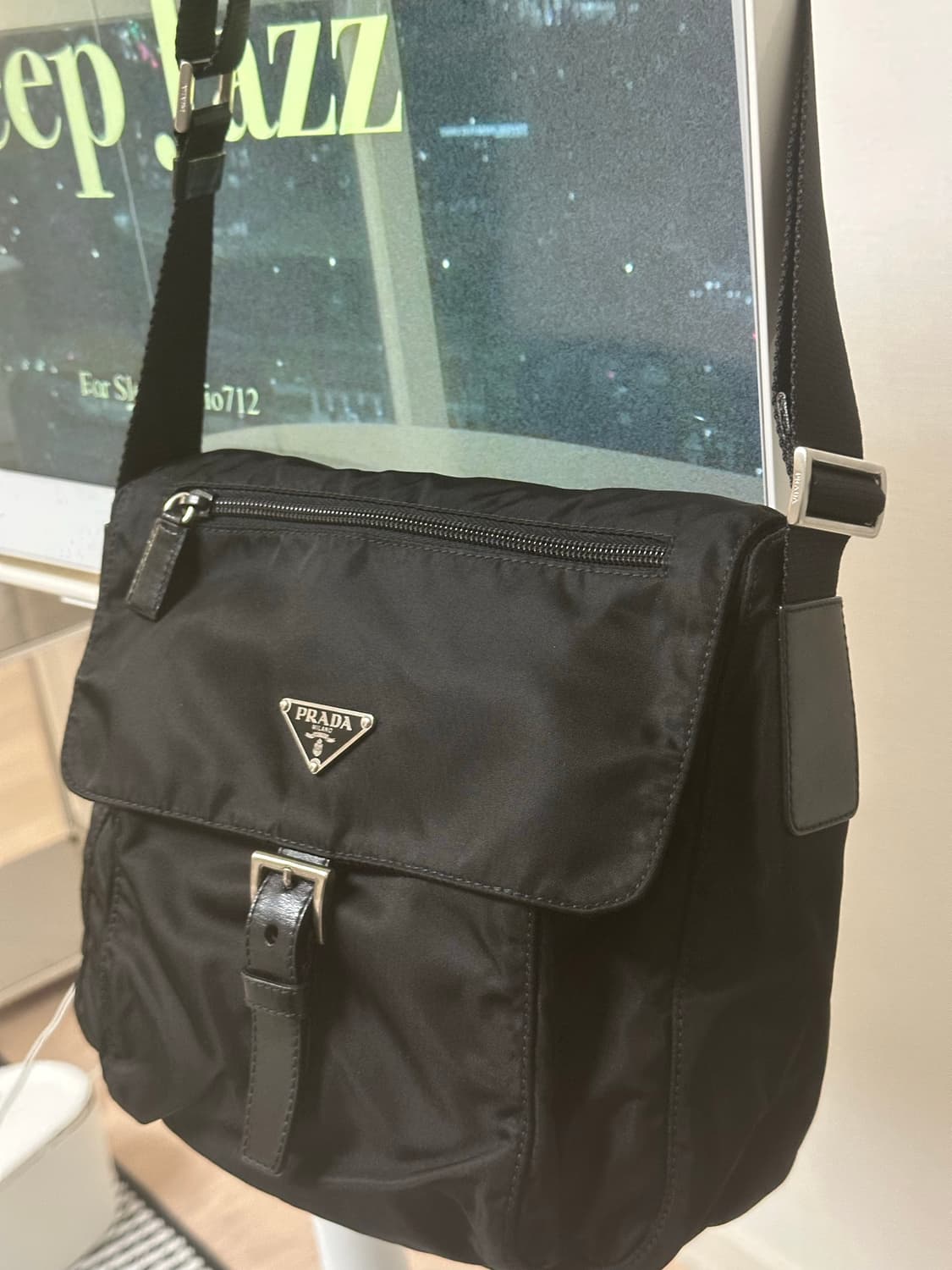프라다 나일론 포코노 버클 크로스백 주우재백 상품이미지5