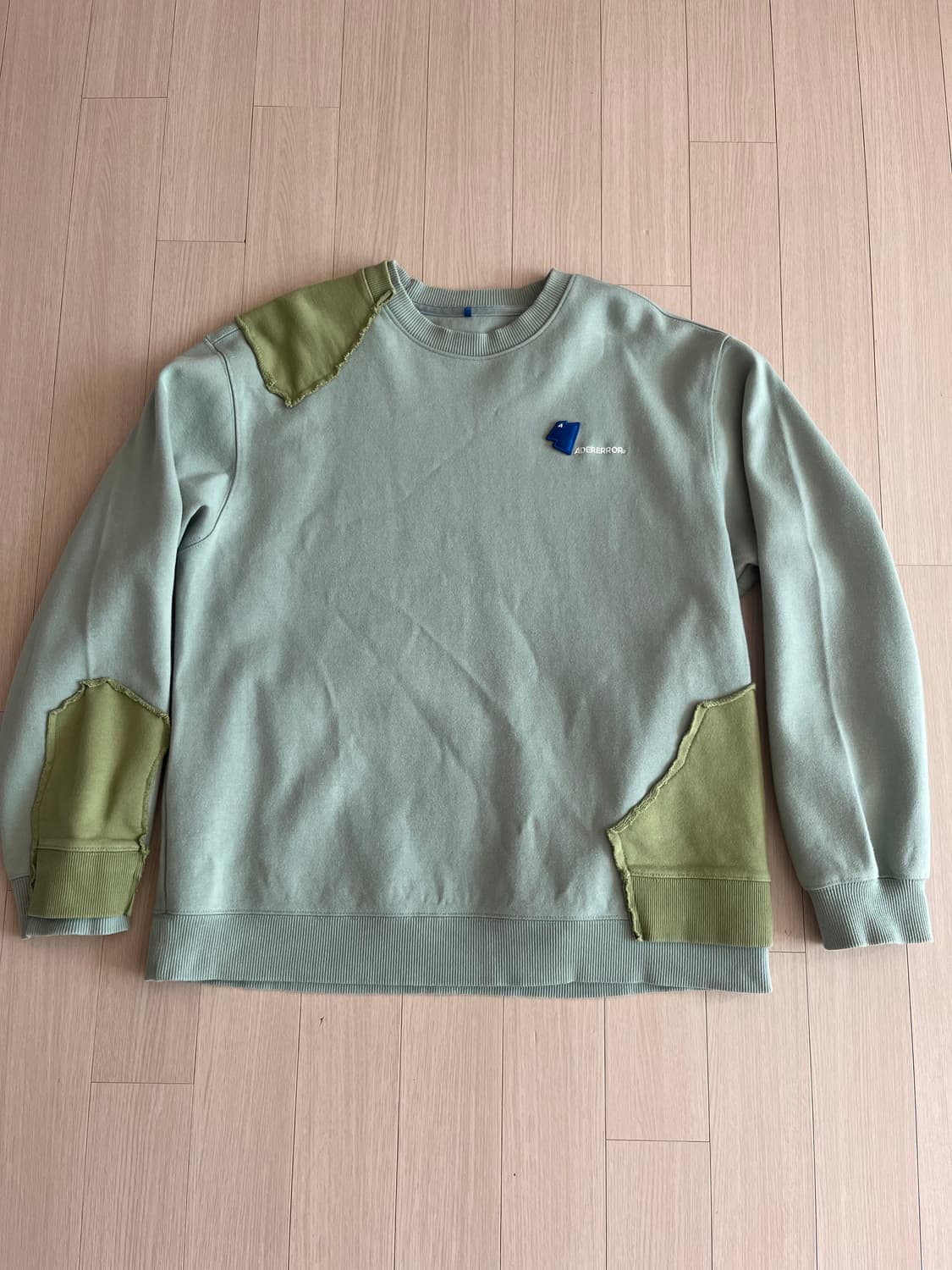 아더에러 맨투맨 스웻셔츠 A1 사이즈 팝니다 상품이미지2