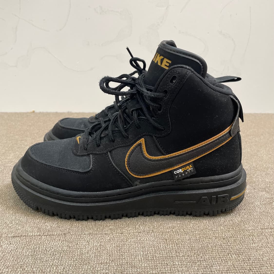 나이키 에어포스 1 부츠 코듀라 블랙 골드 DO6702-001 245 상품이미지1