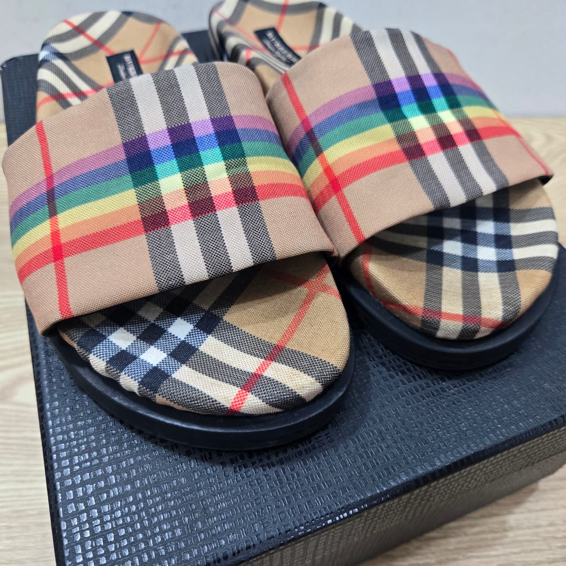 41 버버리 레인보우 체크 슬라이드 상품이미지4