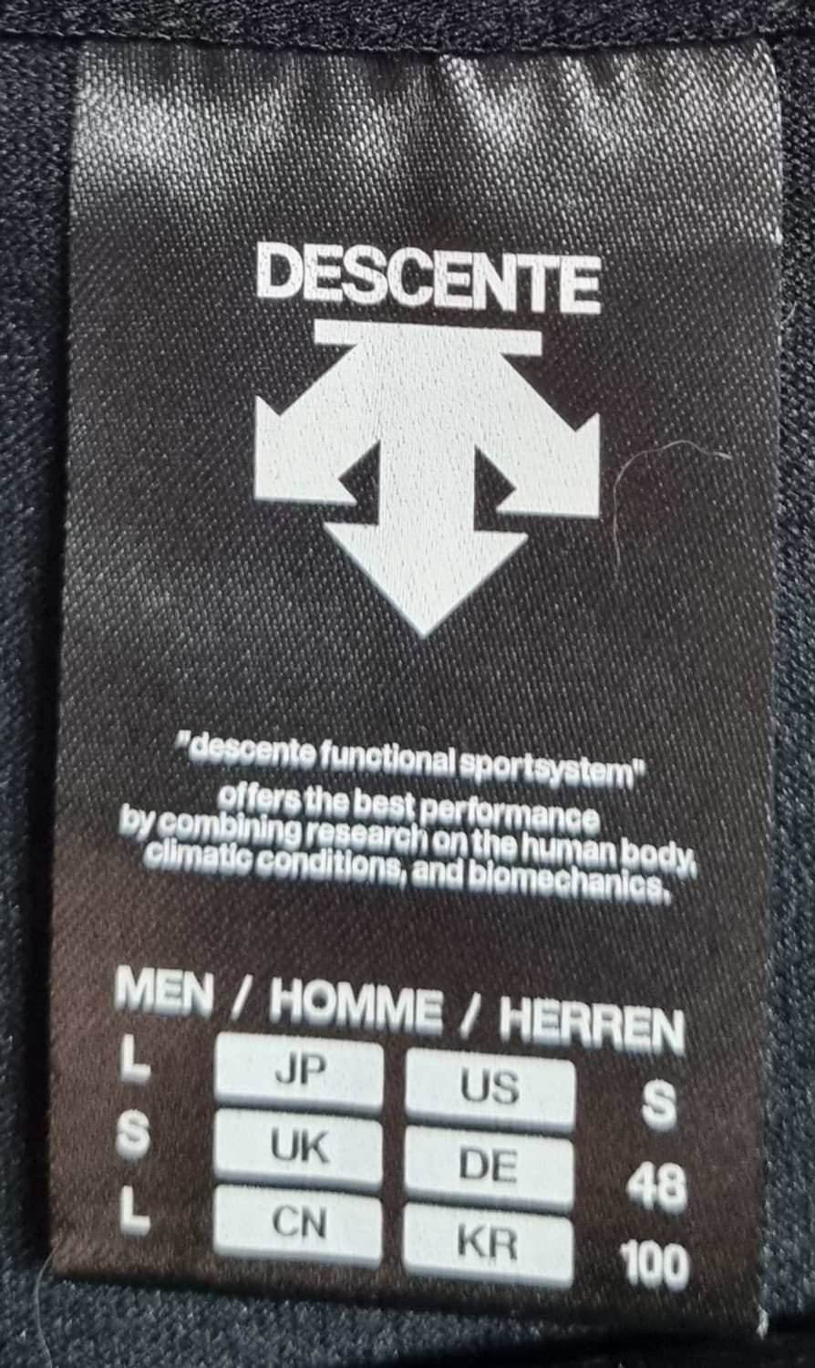 L (100) 데상트 블랙 반팔티 상품이미지3