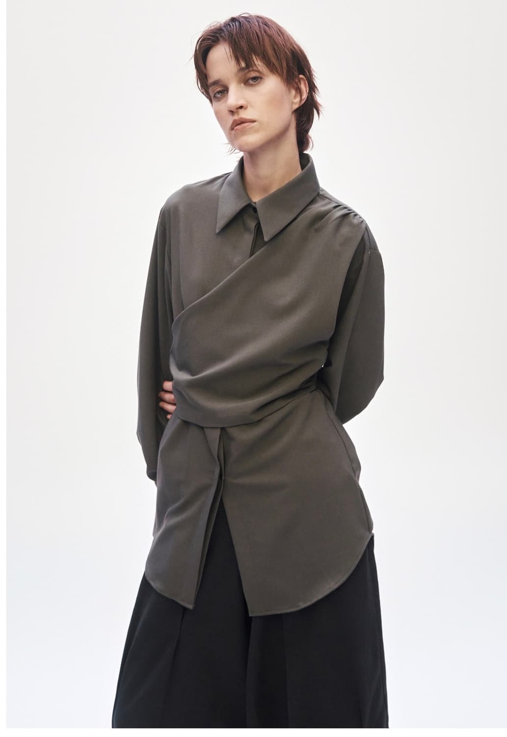 새상품) 트리밍버드 랩 셔링 블라우스 애쉬 브라운 상품이미지6