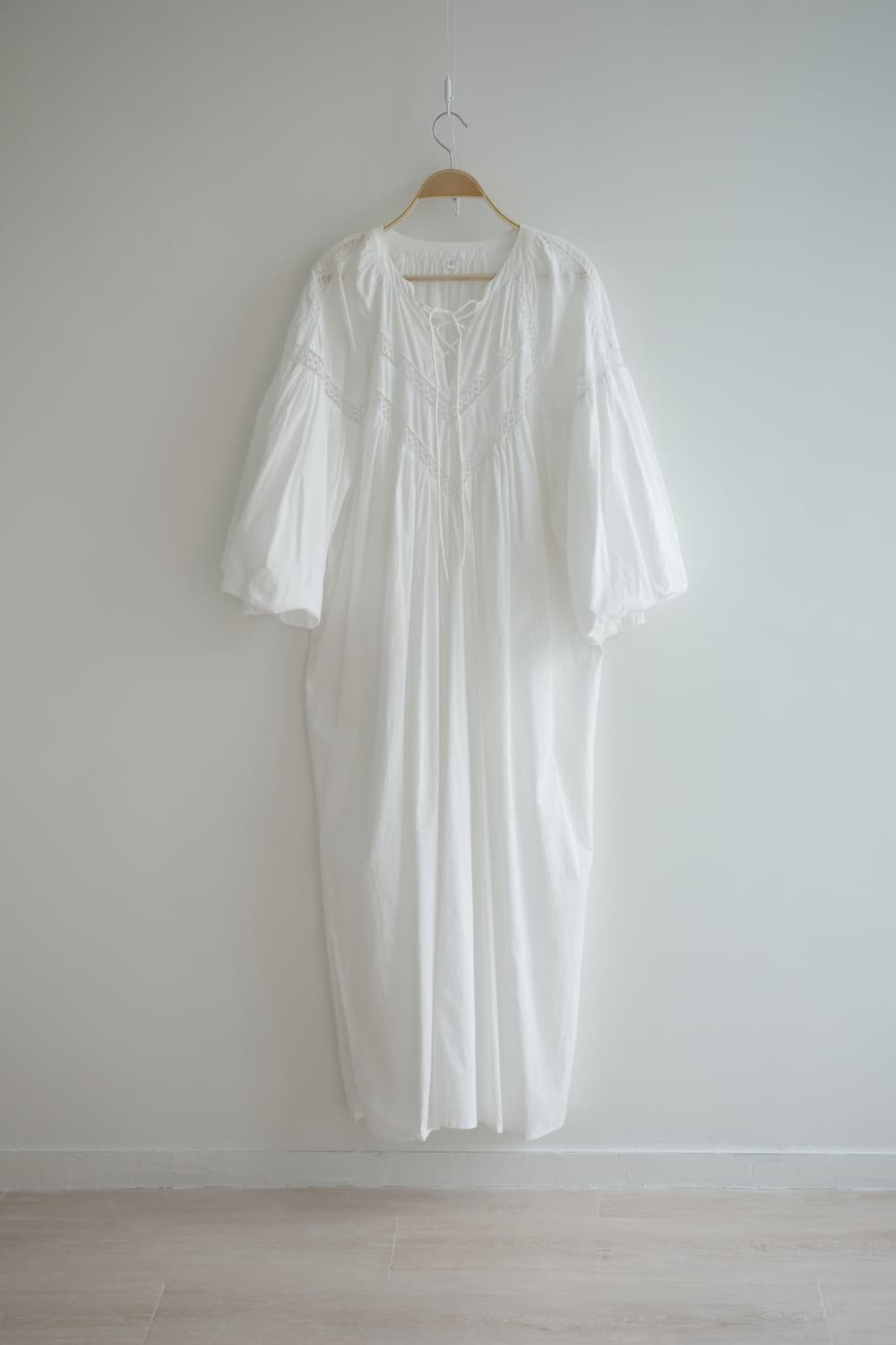 adapt 
• 화이트 퍼프 소매 샤링 코튼 롱원피스 상품이미지10