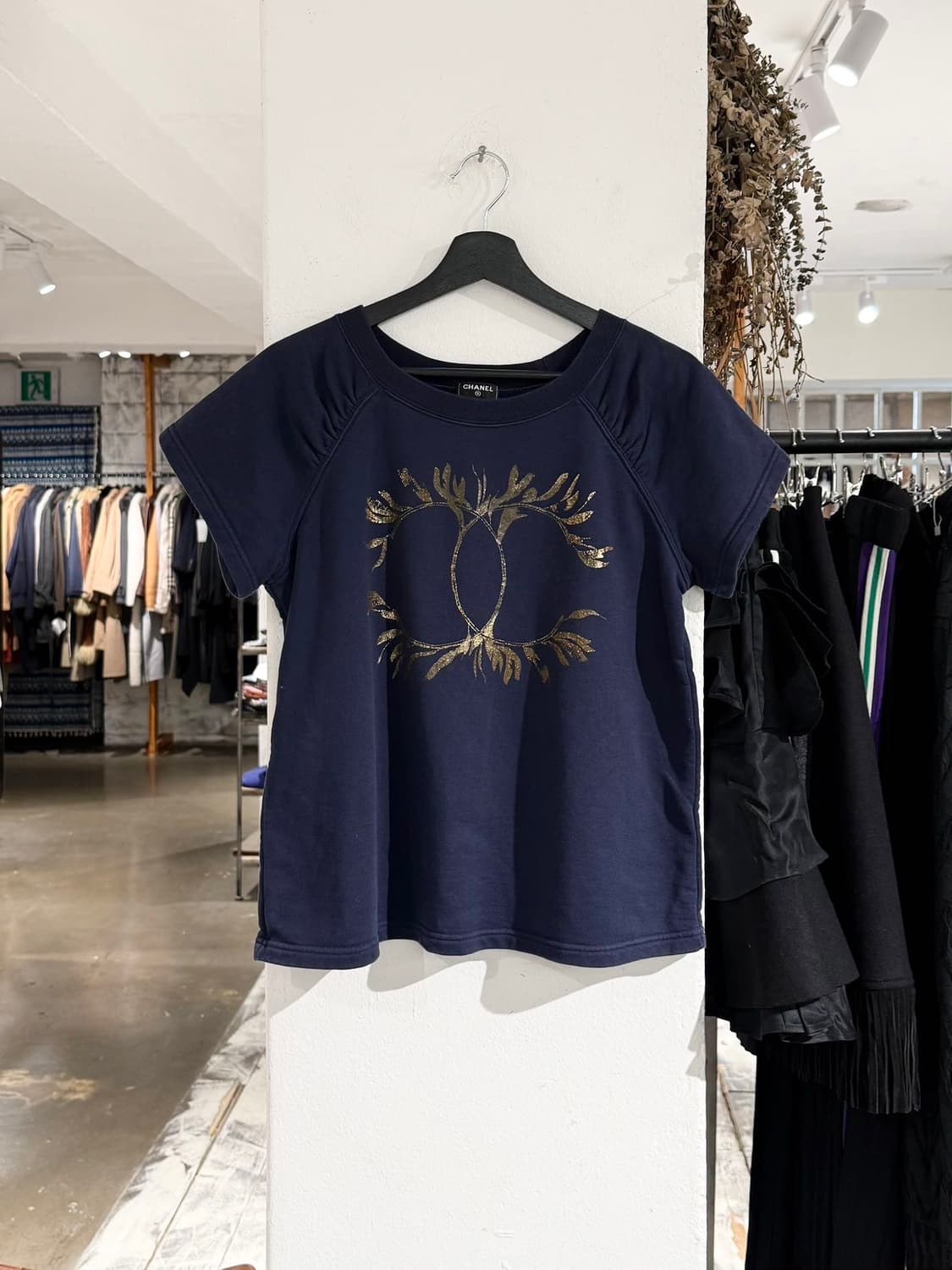 샤넬 네이비 셔링 로고 래글런 하프 티셔츠 상품이미지1