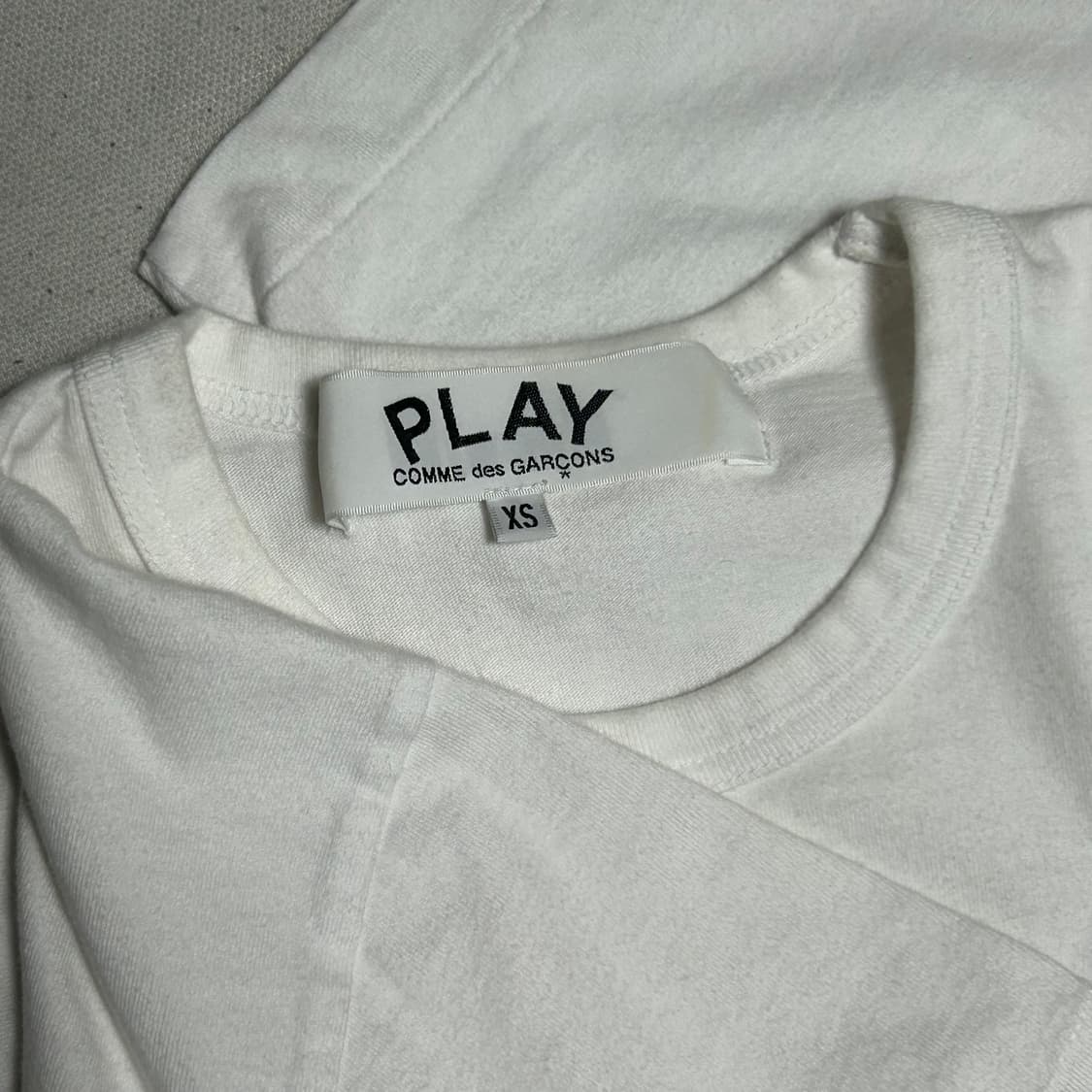 Comme des Garcons 여성용 블랙 하트 와펜 화이트 반팔티 상품이미지3