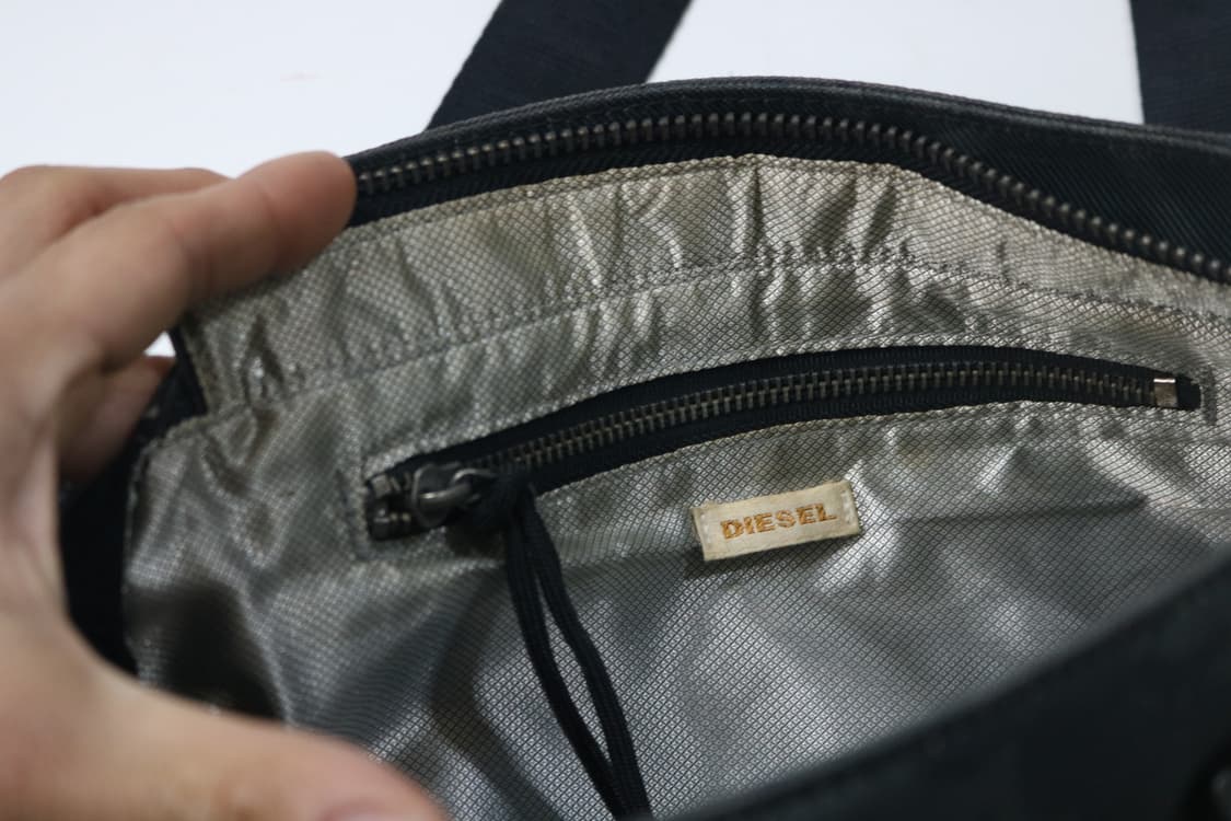 디젤 아카이브 로고 그래픽 숄더백 상품이미지8