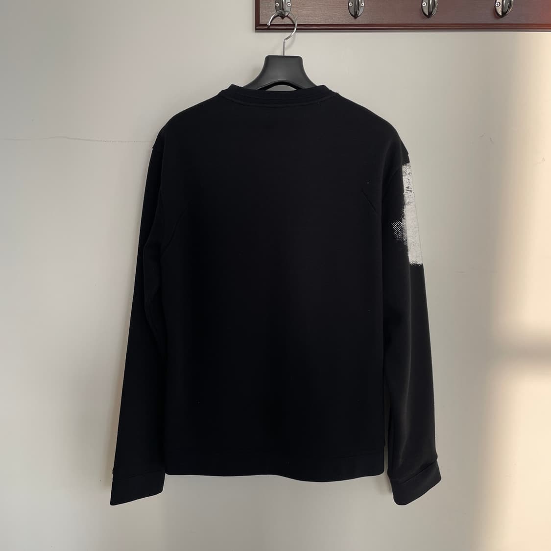 시스템옴므 화이트 페인팅 블랙 맨투맨 상품이미지2