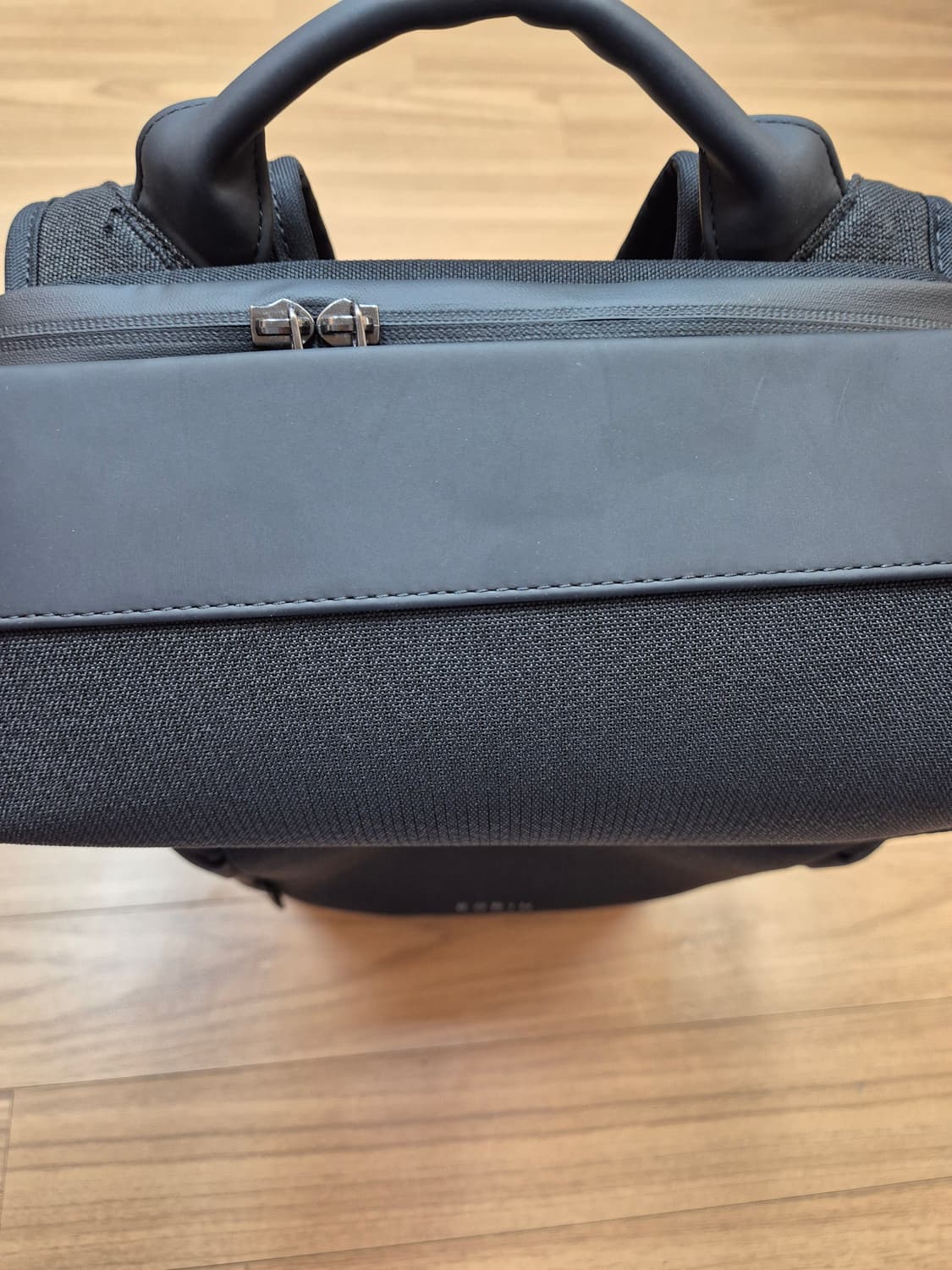 코린 블랙 백팩입니다. 무난한 디자인이라 어느 옷에나 잘 어울립니다. 가 상품이미지8