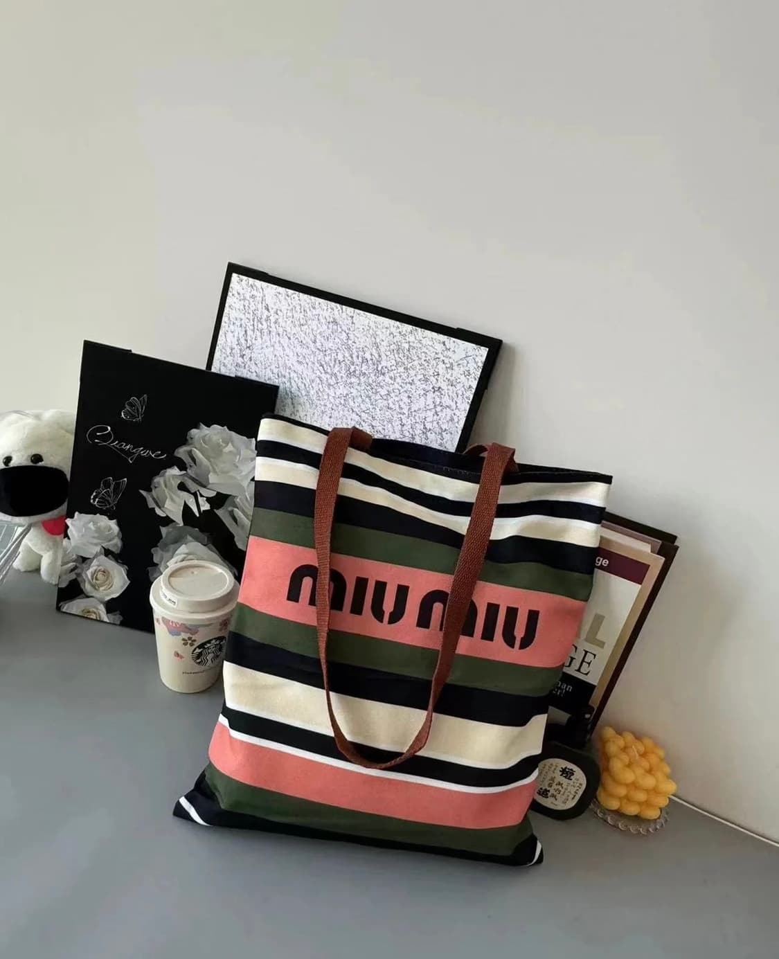 미우미우 캔버스 에코백  상품이미지1