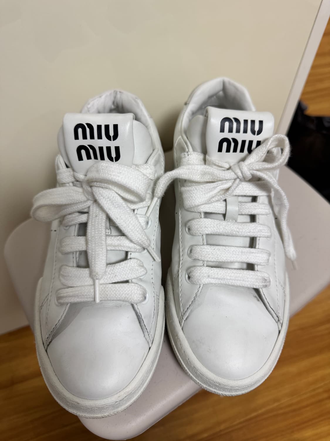 미우미우 레더 스니커즈 상품이미지2