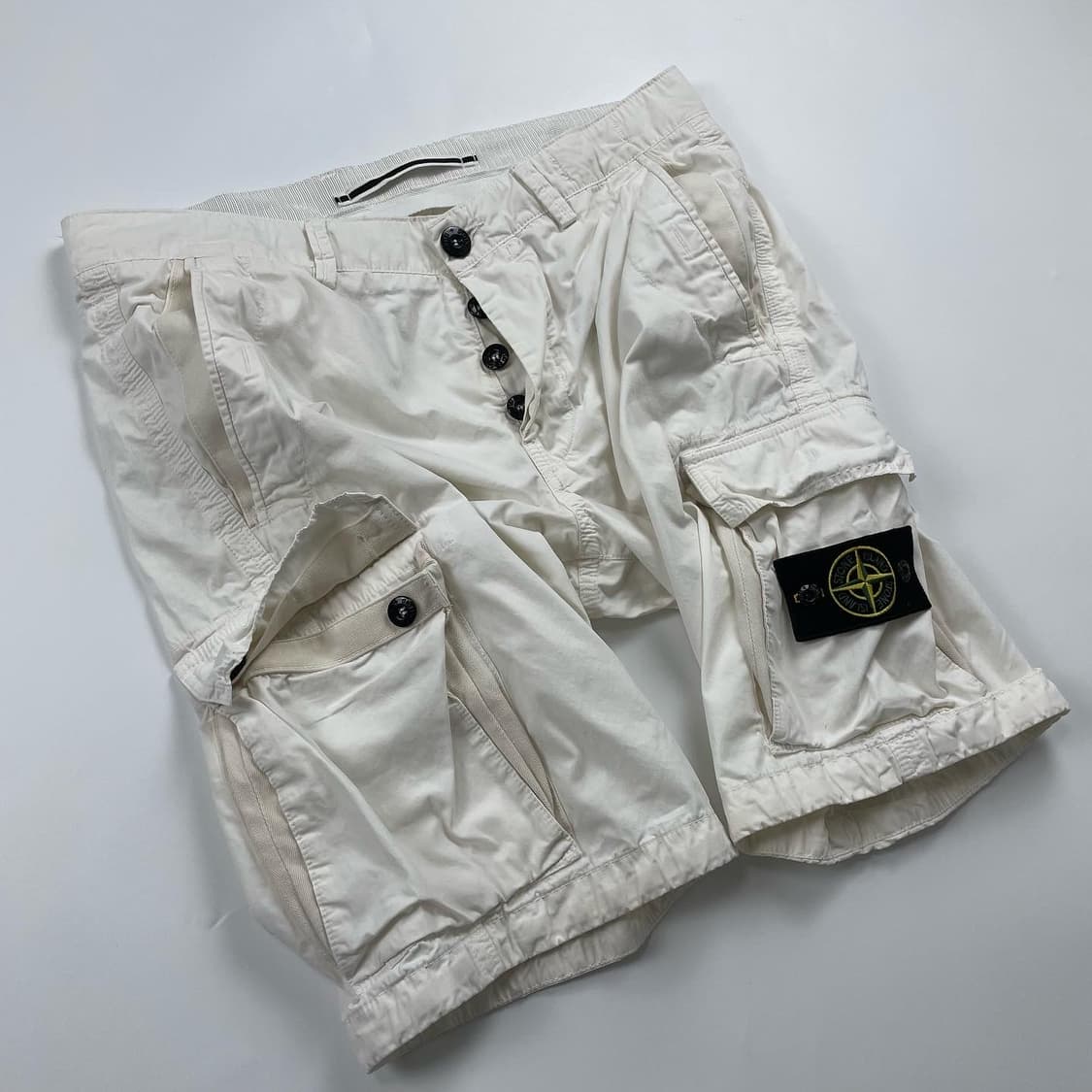 스톤아일랜드 화이트 카고숏팬츠 상품이미지3