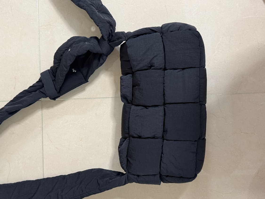 보테가베네타 패디드 테크 카세트백 블랙색상 판매합니다. 상품이미지3