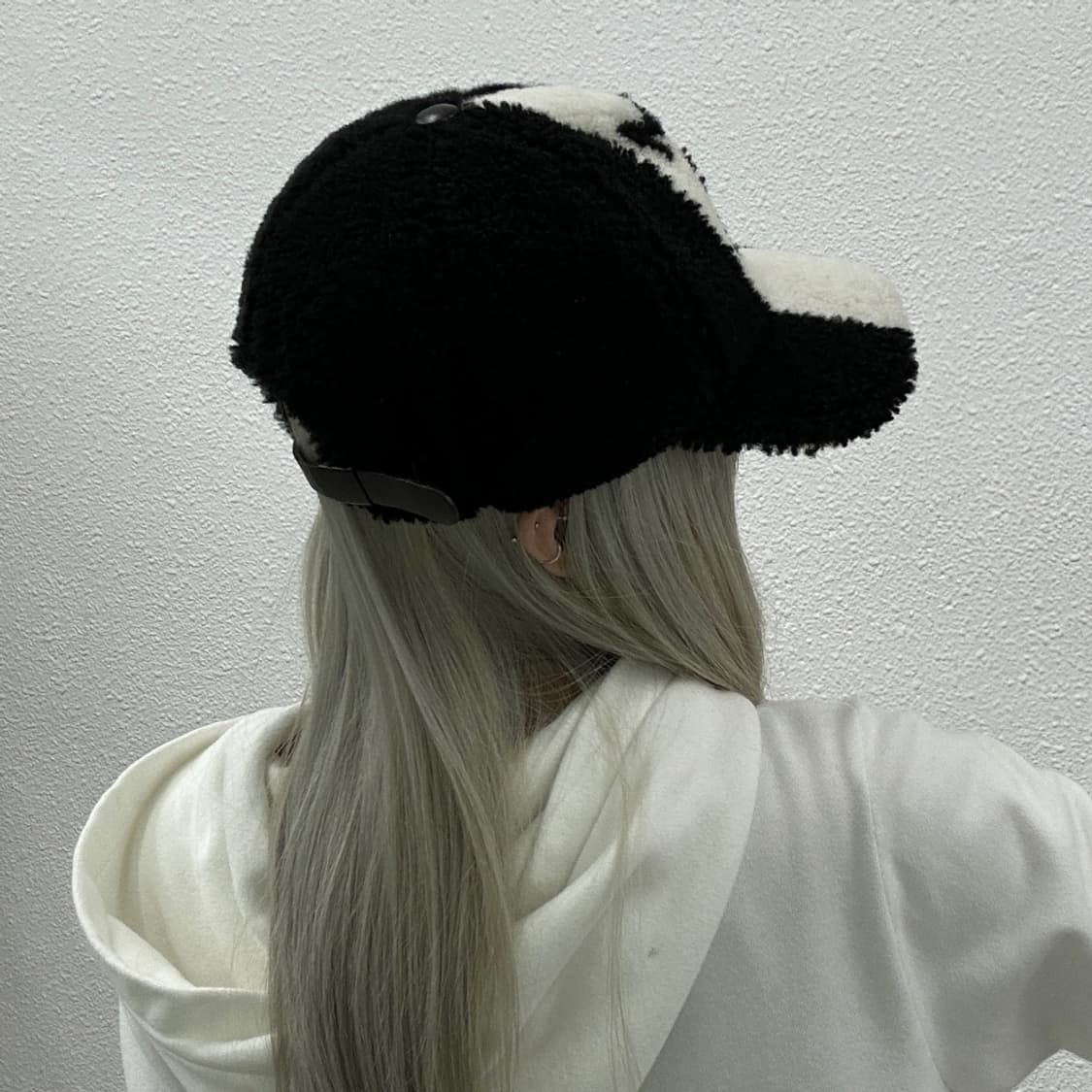 MCM 화이트배색 블랙 뽀글이 캡 상품이미지3