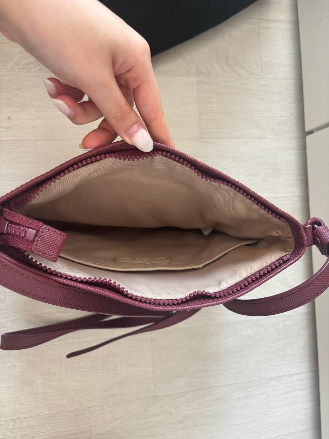 [라코스테 Lacoste] NEW CLASSIC 플랫 크로스백 (버건디) 상품이미지8