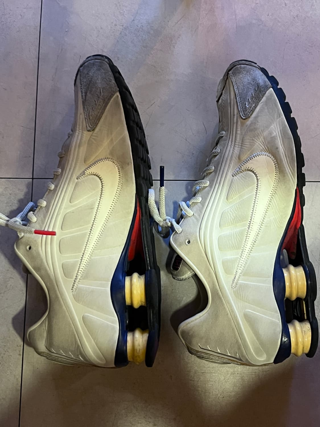 나이키 샥스 R4 프리미엄 라이트 아이언 오어 앤 팬텀 상품이미지1