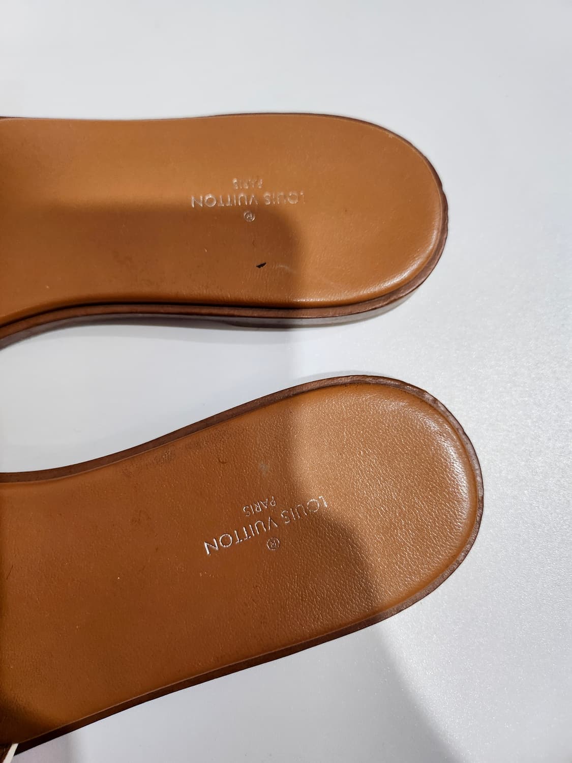 루이비통 화이트 골드 로고 슬리퍼 37.5 정품 상품이미지6