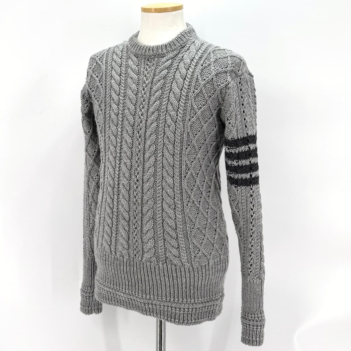 [40사이즈] 톰브라운 아란 케이블 사선 니트 그레이 (FKA276A) 상품이미지3
