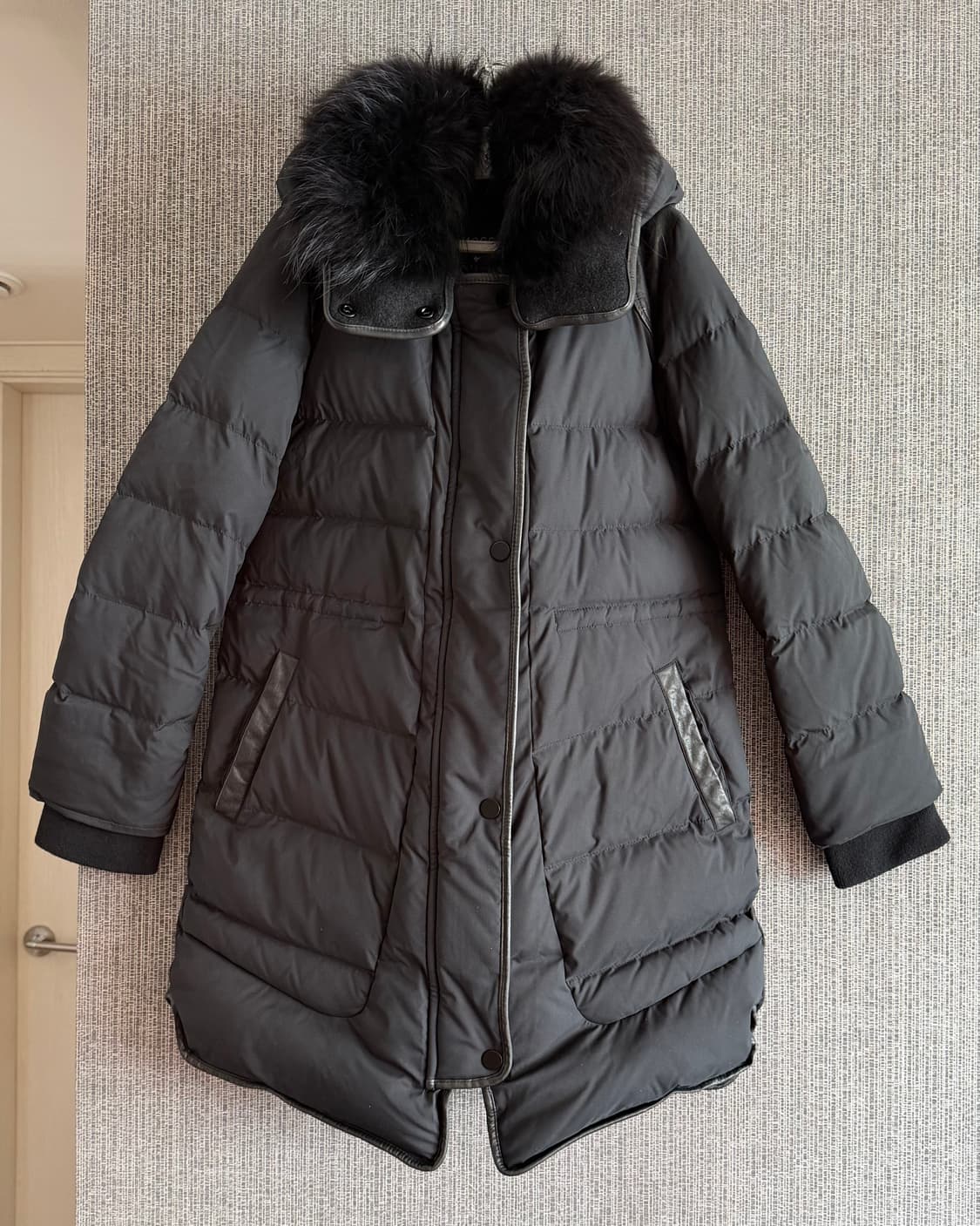 모그 MOGG 블랙 후드 구스다운 패딩 점퍼 라쿤털 탈부착 양가죽 트리밍 상품이미지1