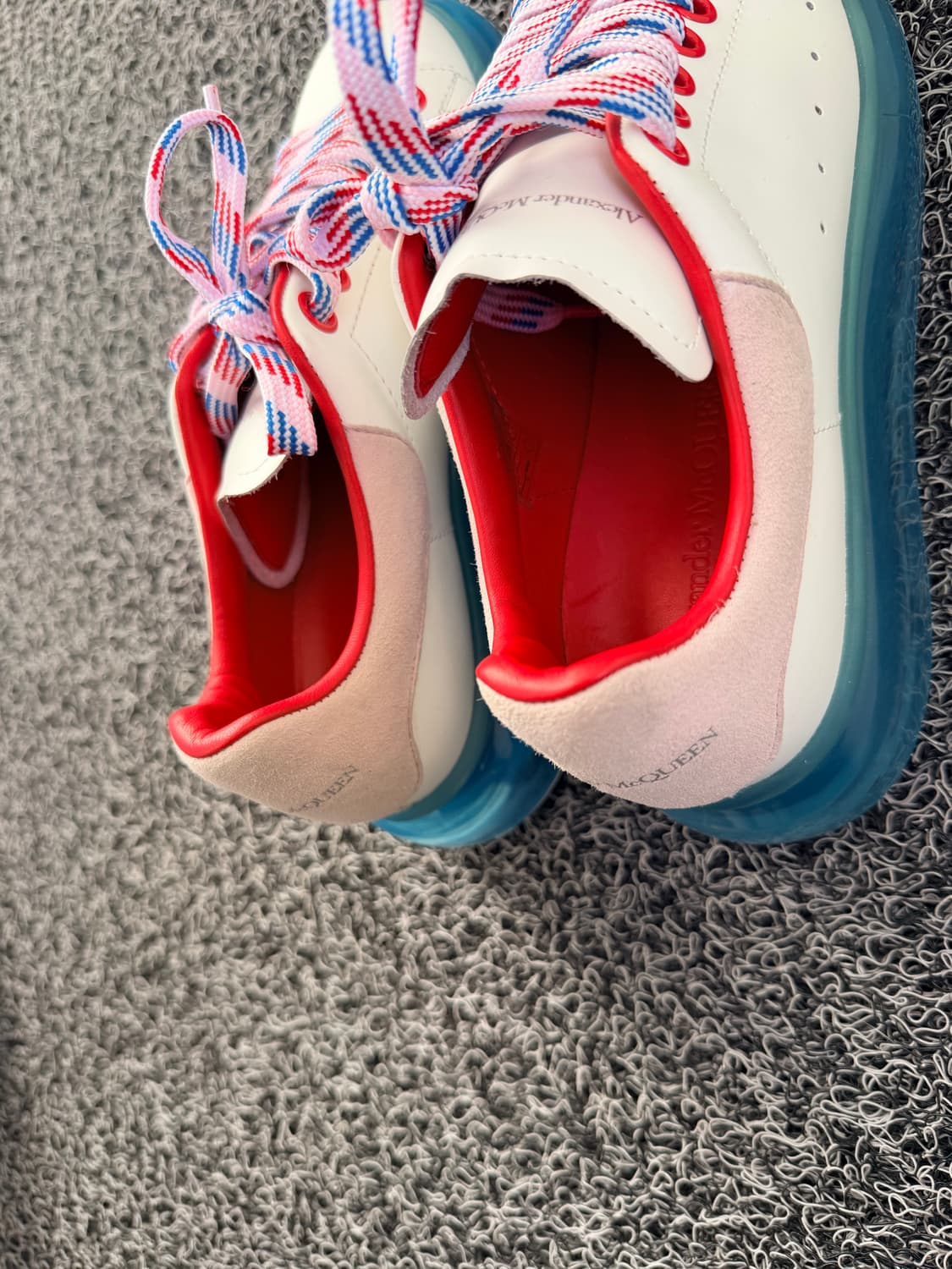 알렉산더 맥퀸 투명 에어솔 스니커즈 (화이트/블루) 상품이미지5