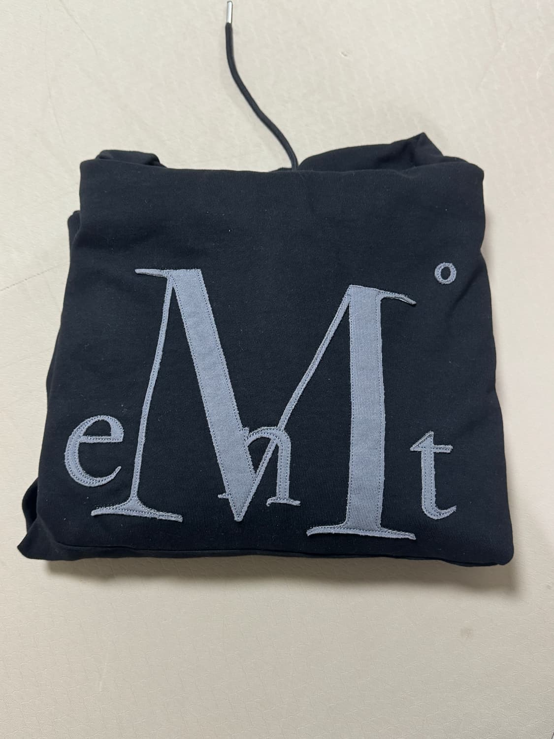 무센트 MUCENT 와디 아플리케 로고 후드 티 - 블랙 상품이미지3